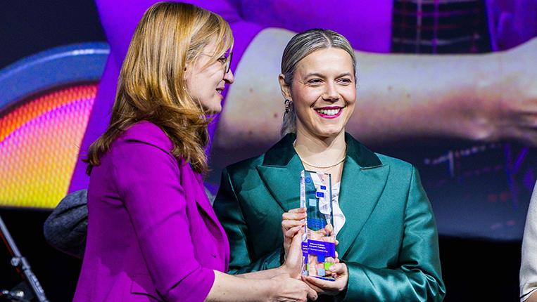 Débora Campos receiving the award