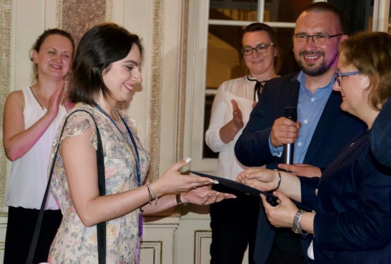 Francisca-Ferreira-recebe-premio-na-Polonia-2