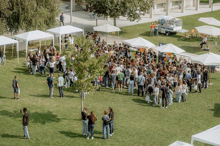 Alunos todos reunidos no relvado