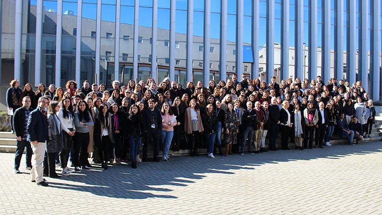 Fotografia de todas as pessoas do CBQF à entrada do Edifício da ESB