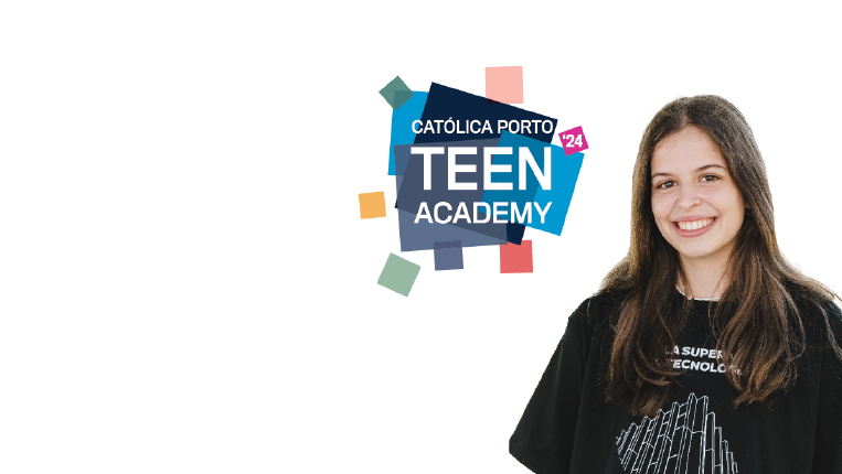 Fotografia de aluna com o logotipo da TEEN Academy do lado esquerdo
